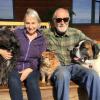 Elfriede Komonko zog für ihren Ehemann Jim 1998 in die USA. Gemeinsam mit den drei Hunden lebt das Ehepaar im Bundesstaat Minnesota. 