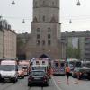 Beim Zusammenstoß zwischen einem Linienbus und einem Auto sind am Dienstag in Augsburg mehrere Menschen verletzt worden.