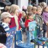 Stolz präsentierten die Mädchen und Buben beim Sommerfest des Ottmaringer Kindergartens ihre selbst gemachten Stühle. 