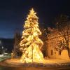 Die Dorfgemeinschaft Hausen hat selbst dafür gesorgt, das ihr Dorf ein schöner Christbaum ziert. Dieses Bild entstand nach dem starken Schneefall Anfang Dezember   .