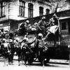 SA-Truppen aus dem Umland kommen am Bürgerbräukeller in München während des sogenannten Hitlerputsches an. Von dort aus wollen sie das ganze Land erobern.