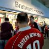 Verbraucherschützer wollen gegen die bargeldlose Bezahlung in deutschen Fußballstadien vorgehen.