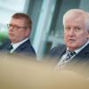 Bundesinnenminister Horst Seehofer (rechts) und Verfassungsschutzpräsident Thomas Haldenwang stellen in der Bundespressekonferenz den Verfassungsschutzbericht 2020 vor.