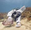 Auch unter Wasser plüschig: Spencer Slate versteckt im Osterhasen-Kostüm Ostereier im Meer.
