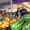 Ibrahim Sürücü und seine Tochter Zehra vor ihrem türkischen Supermarkt in Gersthofen. Dort gibt es eine große Auswahl an Obst und Gemüse. 