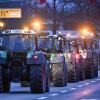 In ganz Deutschland fahren Landwirte mit ihren Traktoren auf Straßen und in Städte, um den Verkehr zu blockieren und zu demonstrieren. Hier zu sehen sind Landwirte in Ravensburg.
