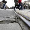 Am Fußgängerüberweg am Königsplatz zwischen Deutscher Bank und McDonald's verschlechtert sich der Pflasterbelag zusehends.                                       