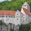 Die Burg Prunn bei Riedenburg gilt als eine der besterhaltenen Ritterburgen Bayerns. Hoch über dem Altmühltal kann man nicht nur in die Welt des Mittelalters eintauchen. Dort wurde auch eine Handschrift des Nibelungenlieds gefunden. 	
