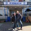 Wolfgang Derks (links) und Wirt Ronny Marcinkowski stehen vor dem Eingang der offiziellen FC-Schalke-Fankneipe „Bosch“.
