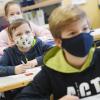 Bayerns Schülerinnen und Schüler müssen im Inneren weiterhin Maske tragen. 