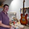 André Waldenmaier baut und repariert in Bissingen E-Gitarren und Bässe. Selbst spielt er aber nur wenig, sagt der Handwerker. 