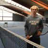 Keine Tennisspieler, kein Einkommen: Sven Haider steht in der leeren Halle. Die Situation ist finanziell bedrohlich für den Tennistrainer des TSC Krumbach. Vermutlich muss er aber noch länger mit ihr leben. 	
