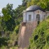 Der Frühstückstempel thront in Aschaffenburg über dem Main und war vor 40 Jahren wohl Schauplatz einer grausamen Gewalttat: Christiane J. wurde vergewaltigt, erwürgt und die Mauer hinuntergestürzt.