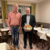 Rupert Diethei, Obermeister der Bäckerinnung Nordschwaben (links), übergibt dem stellvertretenden Landesinnungsmeister Harald Friedrich ein kleines Dankeschön für seine Teilnahme bei der Innungsversammlung.