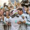 Die Mercedes-Crew feiert mit ihrem Sieger Lewis Hamilton.