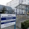 Polizisten stehen vor dem Krankenhaus in Weilheim (Oberbayern). Dort wurde eine Ärztin von einem ehemaligen Patienten erstochen. dpa