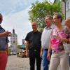 Stadtführer Helmut Stammer mit einer Gruppe Interessierter auf dem Marktplatz in Günzburg. Er begleitete dieses Jahr die größte Besuchergruppe mit 40 Teilnehmern. 