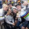 Zum Auftakt der Bahnrad-WM in Berlin gewannen Emma Hinze (links), Lea Friedrich (hinten Mitte) und Pauline Arabisch (rechts) Gold im Teamsprint.