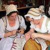 Schneiderinnen, die Gewänder für das historische Friedberger Altstadtfest nähen können, sind gerade heiß begehrt. 