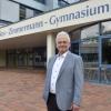 Nach 21 Jahren als Direktor verlässt Bruno Bayer das Landsberger Dominikus-Zimmermann-Gymnasium und geht in den Ruhestand. Der 64-Jährige will sich jetzt vermehrt um seine Familie kümmern und Sport sowie Kultur mehr Zeit widmen.