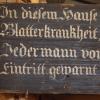 Wo die Blattern (Pocken) auftraten, war der Aufenthalt lebensgefährlich. Das Warnschild aus der heimatkundlichen Sammlung Wiggensbach entstand vermutlich 1833, als im benachbarten Altusried die Pocken wieder ausbrachen.