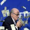 Selten hat sich wohl jemand so wenig über einen Geldregen gefreut wie hier Sepp Blatter.