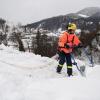 Helfer des Technischen Hilfswerks (THW) sind in vielen Alpenorten im Einsatz. Durch das Tauwetter wird der Schnee auf den Dächern noch schwerer und die Einsturzgefahr besteht weiter.