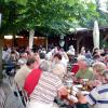 So voll wie vor einigen Jahren auf diesem Bild im Biergarten Sonne in Hausen wird es in den Biergärten vorerst nicht. Die Bestimmungen zur Eindämmung der Corona-Pandemie sehen unter anderem einen Mindestabstand vor. Gäste und Servicekräfte sollen sich so wenig wie möglich begegnen.  	