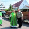 Pater Anton Karg (Mitte) segnete beim Pitzbrunnenfest die Zillen "Hecht" und "Zander" - darüber freute sich nicht nur Peter Stefan, der Vorsitzende des Riedlinger Fischereivereins. Foto: Unflath