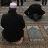 Gläubige Muslime beten im Fastenmonat Ramadan: Hier finden Sie einen Überblick über Feiertage und Feste im Islam.