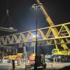 Großes Gerät fuhr in der Nacht auf Mittwoch in Eching auf, um die Behelfsbrücke abzubauen. Auf ihr lief während der Bauarbeiten am Tunnel ein Teil des Autobahnverkehrs.