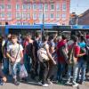 Flüchtlinge warten am Bahnhofsvorplatz  auf ihren Weitertransport in eine der diversen Erstaufnahmeeinrichtungen.