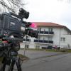 Ein Kameramann filmt in Bad Grönenbach (Schwaben) die Fachklinik Helios-Kliniken. In der Nacht zum vergangenen Dienstag war in der Klinik eine 39 Jahre alte Patientin ermordet worden. Jetzt wurde ein Tatverdächtiger gefasst.