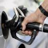 Trotz des fallenden Ölpreises bleibt Benzin teuer.