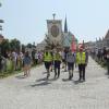 KRE-Altötting
Zum Finale der Pfingstwallfahrt folgt der Einzug von hunderten Pilgerinnen und Pilger nach Altötting mit Fahnen und Kreuzen über den Kapellplatz zur Basilika.
