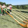 Seit 30 Jahren gibt es die Burgauer Alphornbläser. Weil ein Alphorn eigentlich in die Natur und auf den Berg gehört, proben sie am liebsten auf der Anhöhe vor der Wallfahrtskirche St. Michael in Violau. Im Bild von links: Klaus Hammerschmidt sowie Andrea, Birgit, Verena und „Alphornchef“ Wilhelm Stadter.