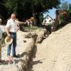 Das Dorf Anhofen gleicht einer einzigen großen Baustelle: Dieter Preisinger (r.), und Bürgermeister Walter Wörle.