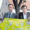 Bei einem Besuch in Wertingen zeigte Bürgermeister Willy Lehmeier (links) dem Landtagsabgeordneten Georg Winter die Pläne für den Bau der Kindertagesstätte „Sonnenschein.“ 