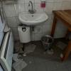 Blick in die von Unbekannten verwüstete öffentliche Toilette in Kaisheim.