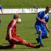 Matthias Wallner (rechts/blau) kam an der Fellheimer Abwehr nicht vorbei, aber Dominik Barkhurst (links) ließ sich die sich anschließende freie Bahn nicht nehmen und hämmerte den Ball zum 1:0-Sieg unter die Latte. 
