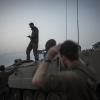 Israelische Soldaten versammeln sich in der Nähe einer Artillerieeinheit an der Grenze zwischen Israel und dem Gazastreifen.  