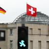 Die Fahne der Schweiz auf dem Dach der Schweizer Botschaft in Berlin: In die Schweiz gebrachtes Vermögen deutscher Bürger aus den vergangenen zehn Jahren soll mit bis zu 41 Prozent besteuert werden. Foto: Wolfgang Kumm dpa