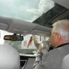 Storch Seppi findet Autofahren auf dem Beifahrersitz mit seinem Vogelvater Helmut Schenke gar nicht schlimm.
