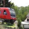 Bei dem Unfall am Kellmünzer Bahnübergang war ein Zug in einen Vorgarten gekracht. Drei Menschen wurden schwer verletzt.