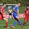 Der FV Illertissen (blaues Tirkot) und der FC Memmingen spielen beim Jubiläumsturnier in Krumbach. 