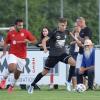 Für den VfL Kaufering (schwarze Trikots) steht in der Fußball-Landesliga gleich eine englischer Woche an. 