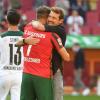 Wollen am Samstag wieder jubeln: Die Augsburger Florian Niederlechner und Markus Weinzierl. Lars Stindl dagegen fehlt den Gladbachern diesmal verletzungsbedingt.