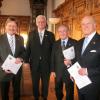 Paul Wengert, Hans Breuer und Peter Menacher (von links) bekamen von Konrad Rebholz (zweiter von links) eine Auszeichnung. Alle Alt-Oberbürgermeister engagierten sich für die Restaurierung des Goldenen Saals.   

