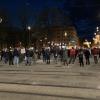 Am Königsplatz fand am Sonntagabend eine Kundgebung der Gruppe "Augsburg solidarisch" statt.