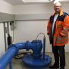 Joachim Theys in der Pumpstation Mindelau. Dass aus den Hähnen in Mindelheim kein Wasser mehr kommt, hält Theys für ausgeschlossen. 	